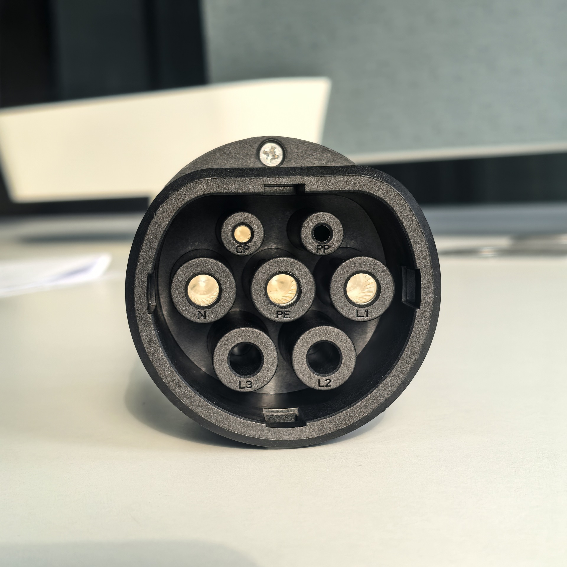 EV V2L & V2V Adapter Compact - Detail 1