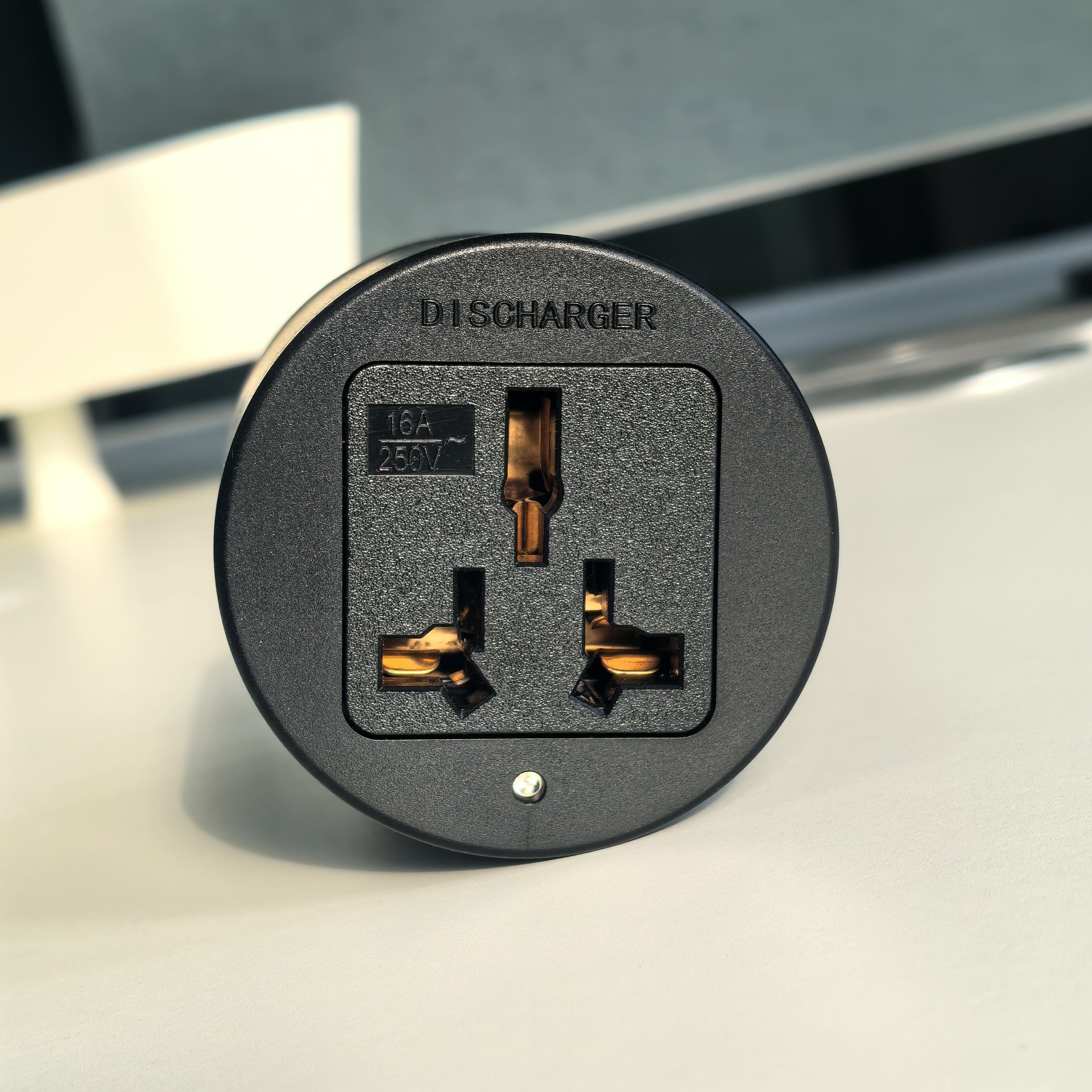 EV V2L & V2V Adapter Compact - Detail 2